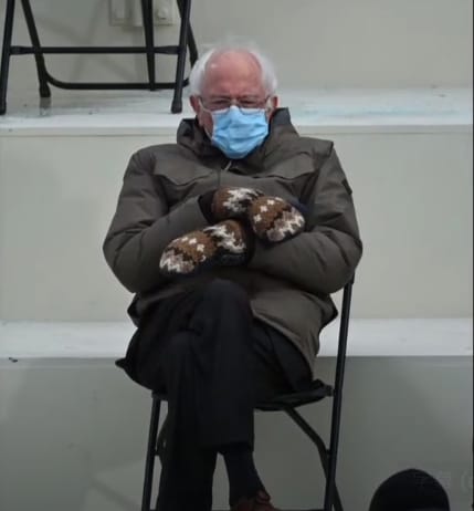 美國國會議員伯尼桑德斯（Bernie Sanders）在總統就職典禮的「日常」穿搭，成為焦點之一。 圖 : 翻攝自ET Canada Youtube