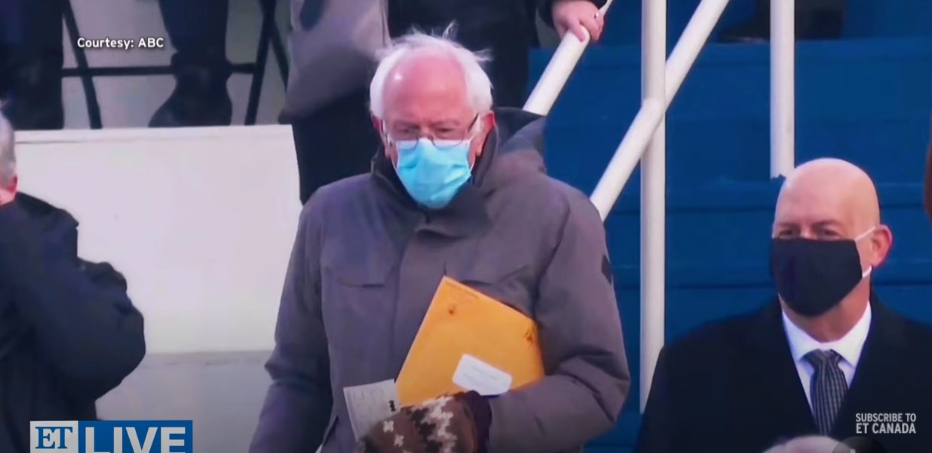 美國國會議員伯尼桑德斯（Bernie Sanders）在總統就職典禮的「日常」穿搭，成為焦點之一。 圖 : 翻攝自ET Canada Youtube
