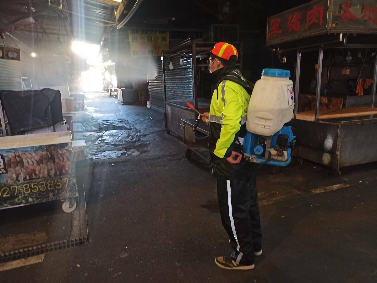 桃園市環保局於市場執行環境消毒。 圖：環保署／提供