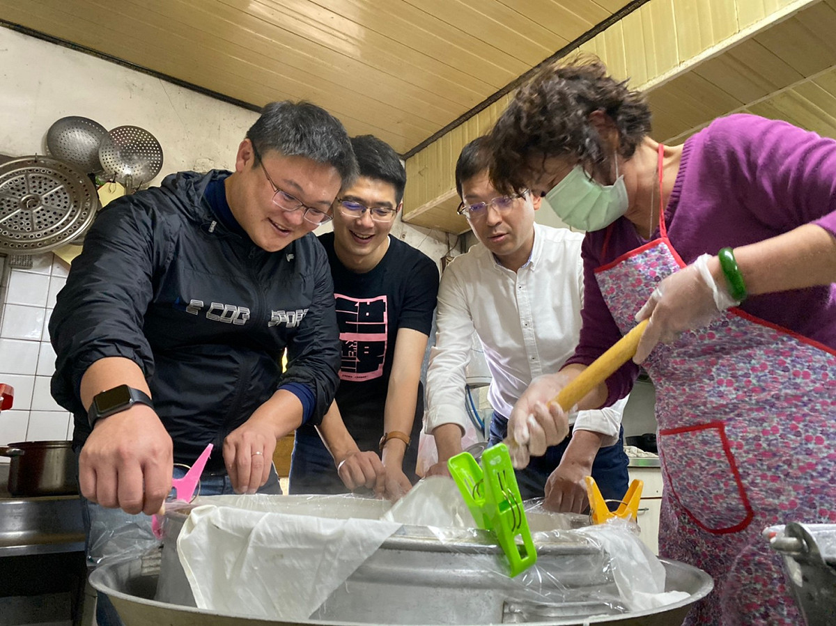 三名市議員跟著社區媽媽學做蘿蔔糕。 施志昌/提供