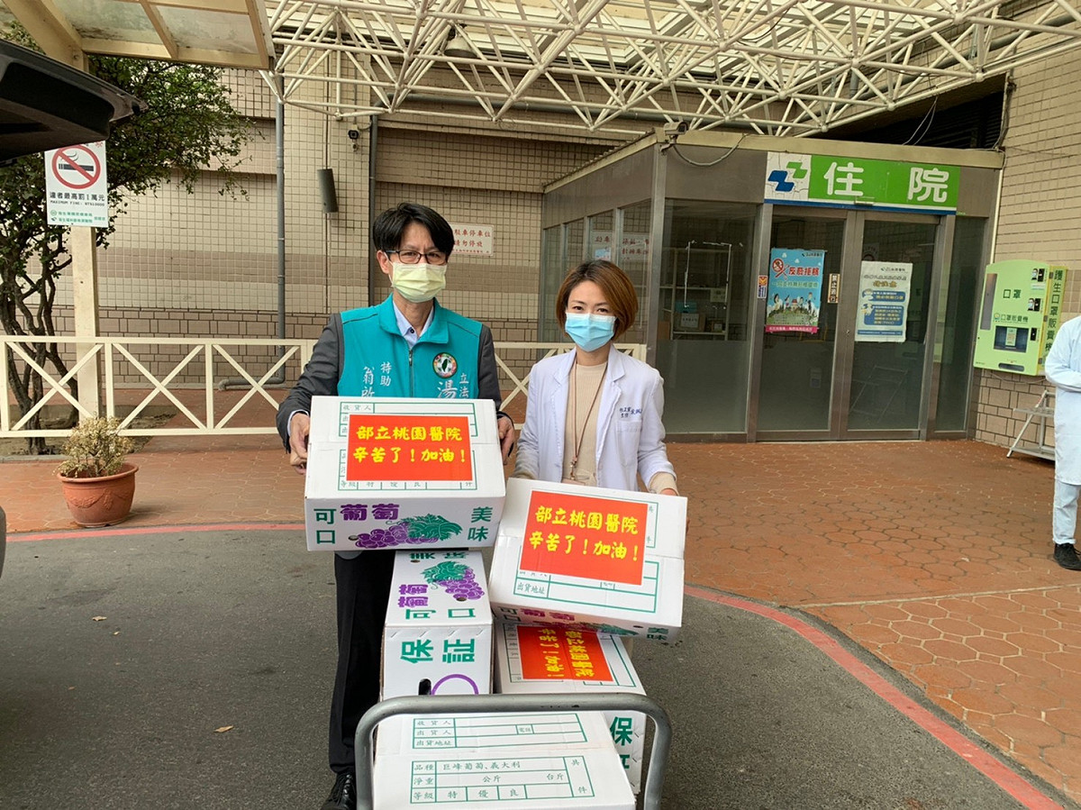 湯蕙禎受到各地民眾委任，捐贈水果給醫院。 圖:湯蕙禎辦公室提供