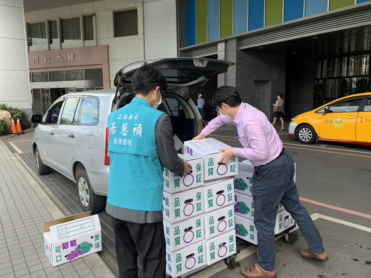 湯蕙禎受到各地民眾委任，捐贈水果給醫院。 圖:湯蕙禎辦公室提供