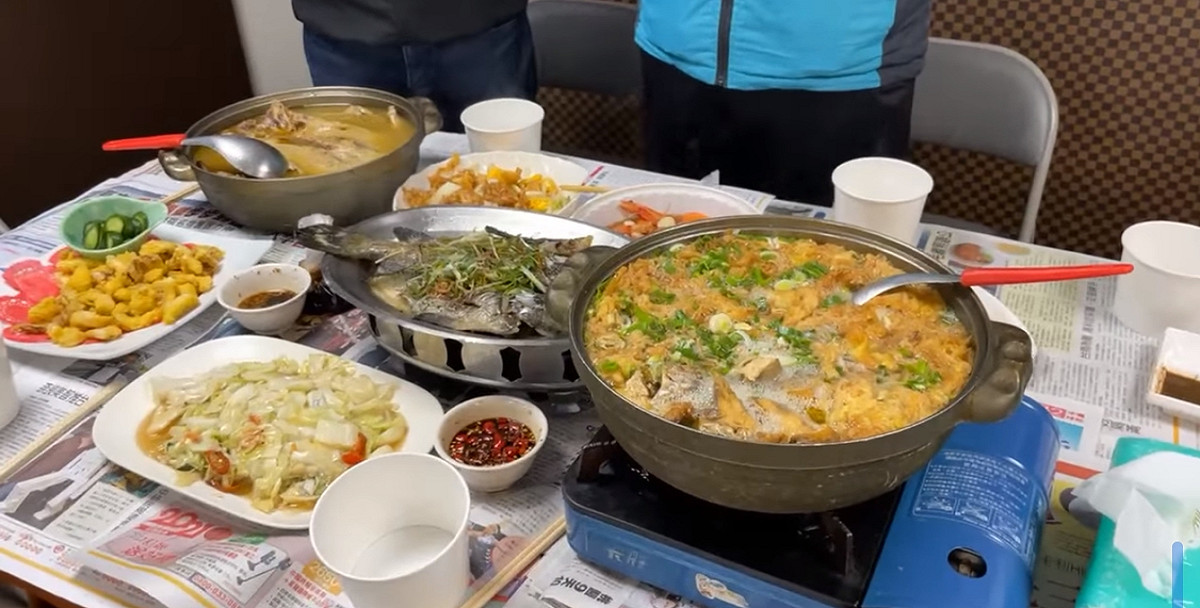 國民黨立委魯明哲特別向廣德海鮮餐廳訂桌菜，「向老闆加油打氣」。 圖 : 翻攝自魯明哲臉書