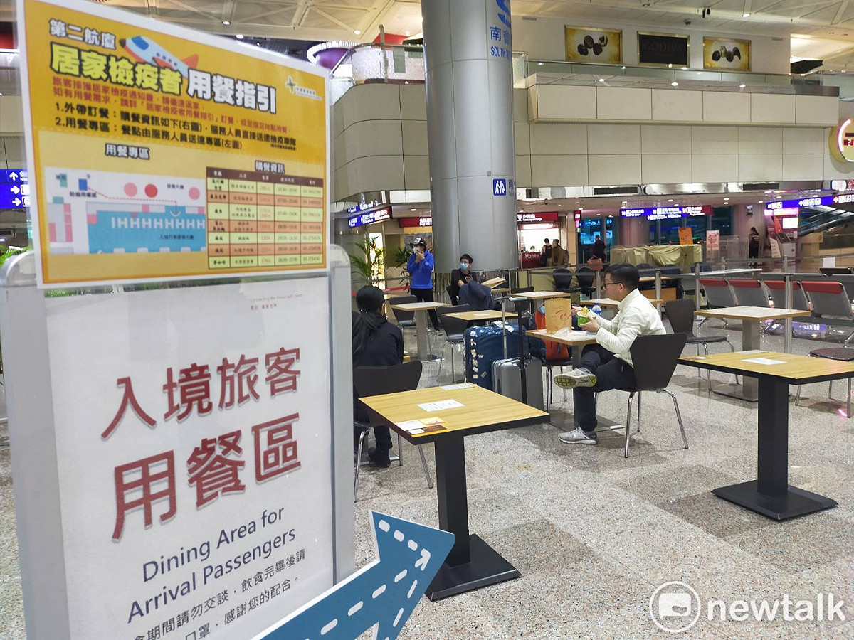 桃園機場劃定「入境旅客活動區域」，規範入境旅客活動範圍限於入境大廳1樓平面層，設置入境旅客專屬用餐區並提供行動裝置點餐及餐點外送。 圖：林昀真/攝