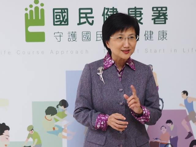 前國健署長、SARS期間決定和平醫院封院策劃人之一邱淑媞，在社群媒體列出4大罪狀痛批指揮中心「嚴重欠缺防疫邏輯」。 圖：取自邱淑媞臉書