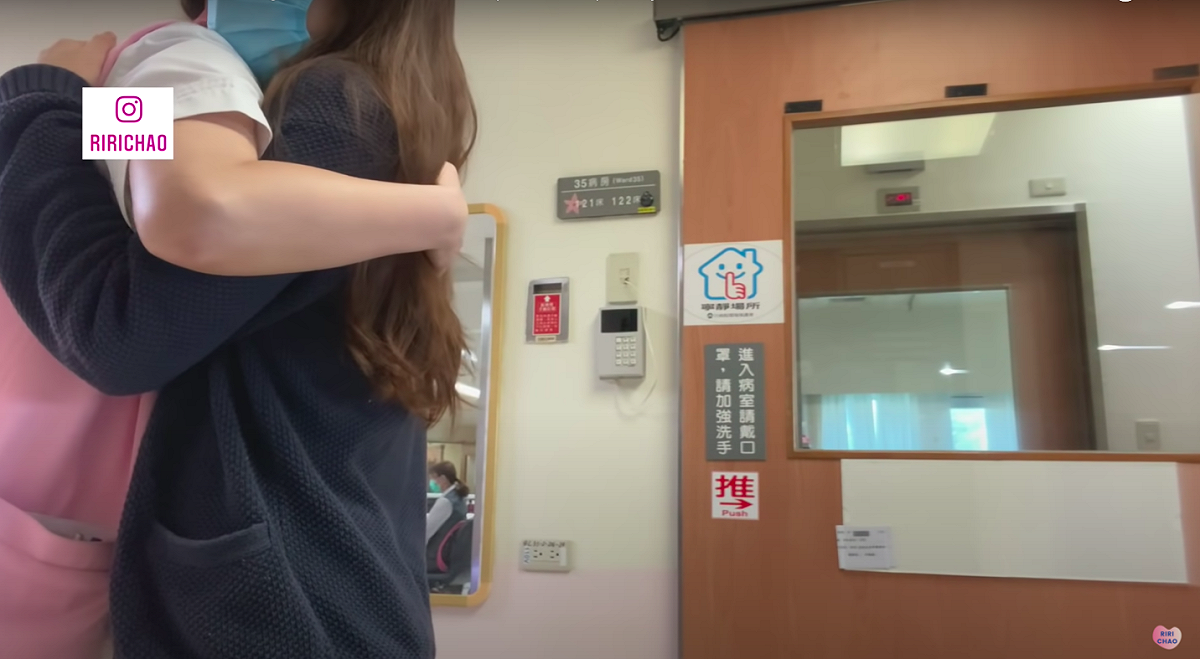 出院後護理師第一個給予Rita擁抱，讓她情緒瞬間潰堤。 圖：翻攝自ririchao youtube頻道
