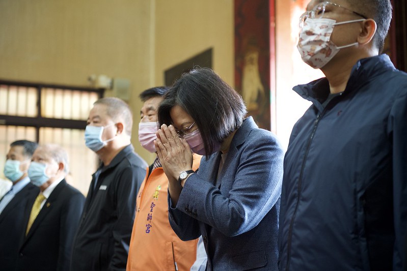 總統蔡英文今（23）日走訪台中，並前往台中市「聖帥宮」參拜，向當地鄉親說明施政成果及未來展望。 圖：取自中華民國總統府官網