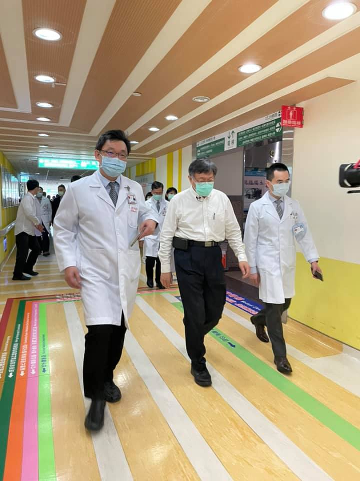 呂秀蓮今（23）日受訪時表示，柯文哲學醫出身，如果疫情在他領導下，應該是很輕鬆的。圖為柯文哲日前視察台北市和平醫院防疫準備。 圖：取自柯文哲臉書