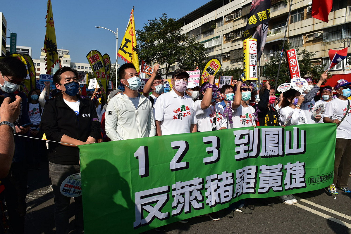 遊行隊伍自鳳山行政中心前出發。 圖：孫家銘/攝