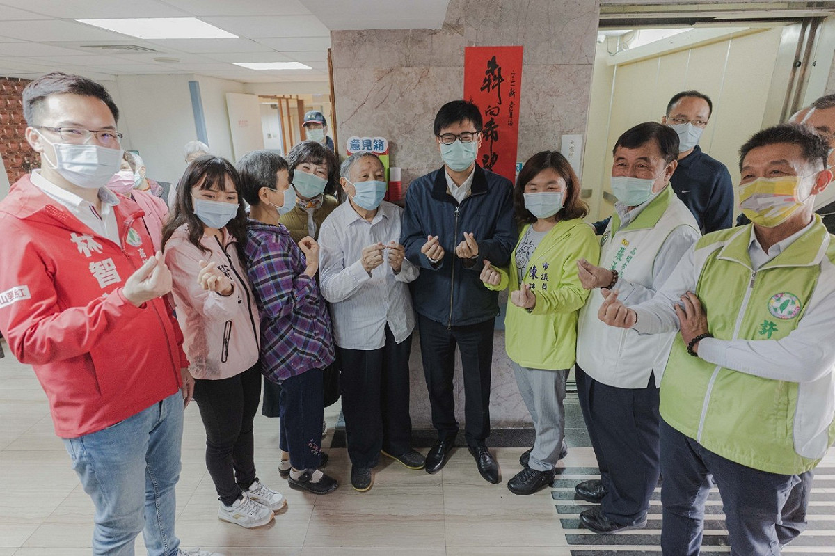 卡位搶不過民進黨民代，黃捷(左二)只能挨著長輩拍照。 圖：高雄市政府/提供