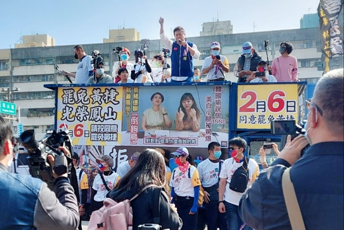 前陸委會副主委張顯耀在臉書呼籲高雄市民罷捷。 圖 : 翻攝自張顯耀臉書