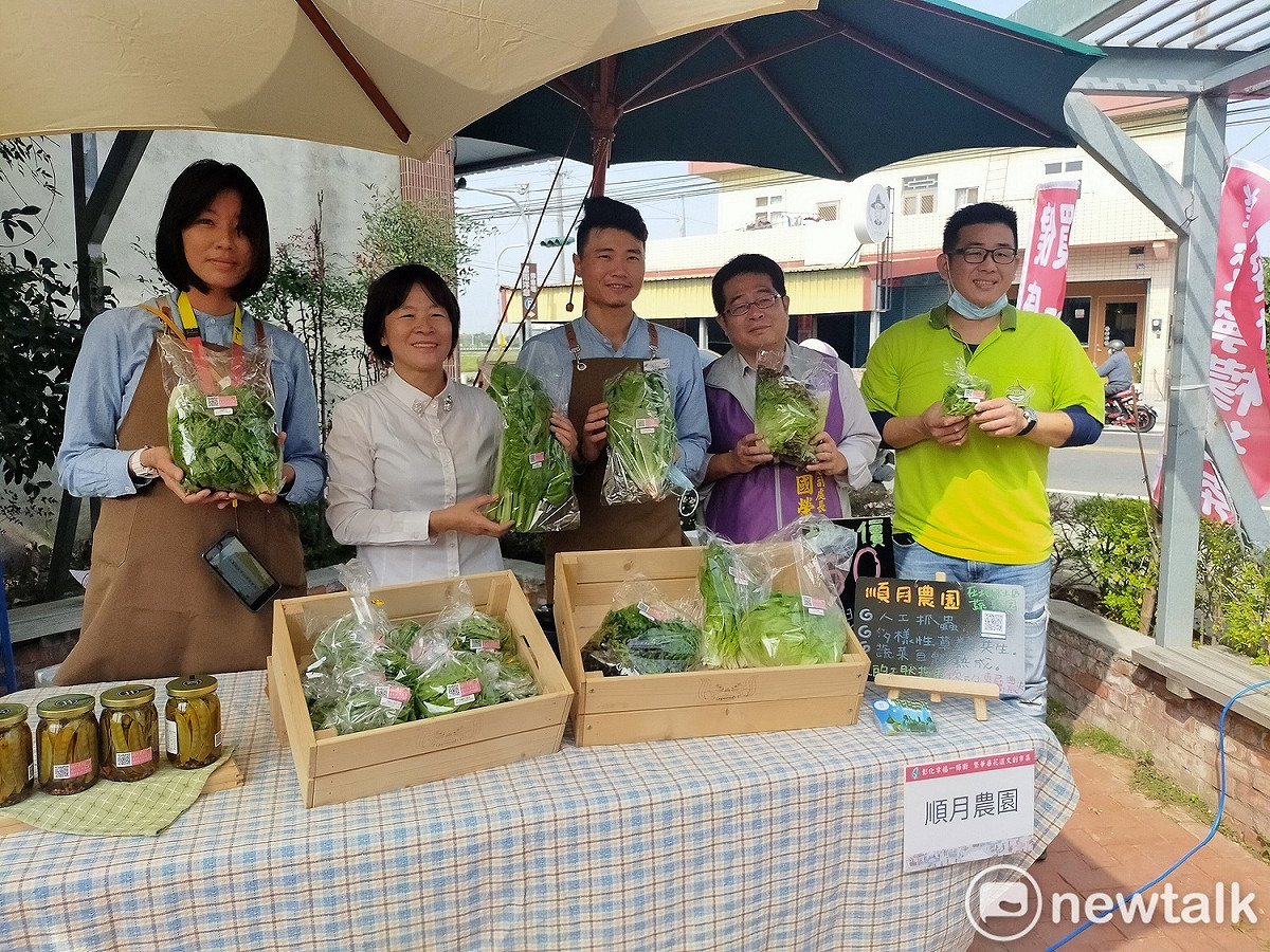 青農返鄉加入市集，販賣有機農產品。 唐復年/攝