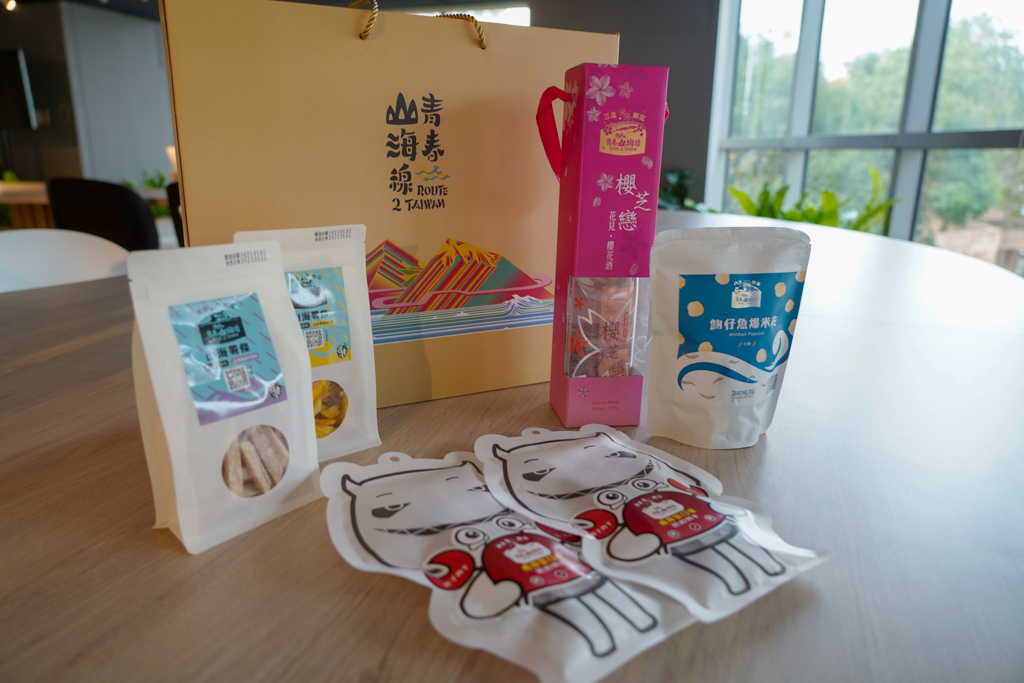 「酒禮盒組」中包含三芝二號倉庫「櫻芝戀花見櫻花酒」等商品，以市價的63折，優惠價 680元販售 。  圖：新北市經發局提供
