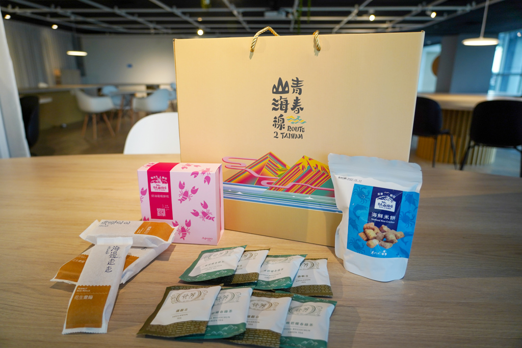 「茶禮盒組」選用了谷芳幸福茶園的鐵觀音碧螺春茶包組等產品，禮盒直接下殺79折，優惠價550元。 圖：新北市經發局提供