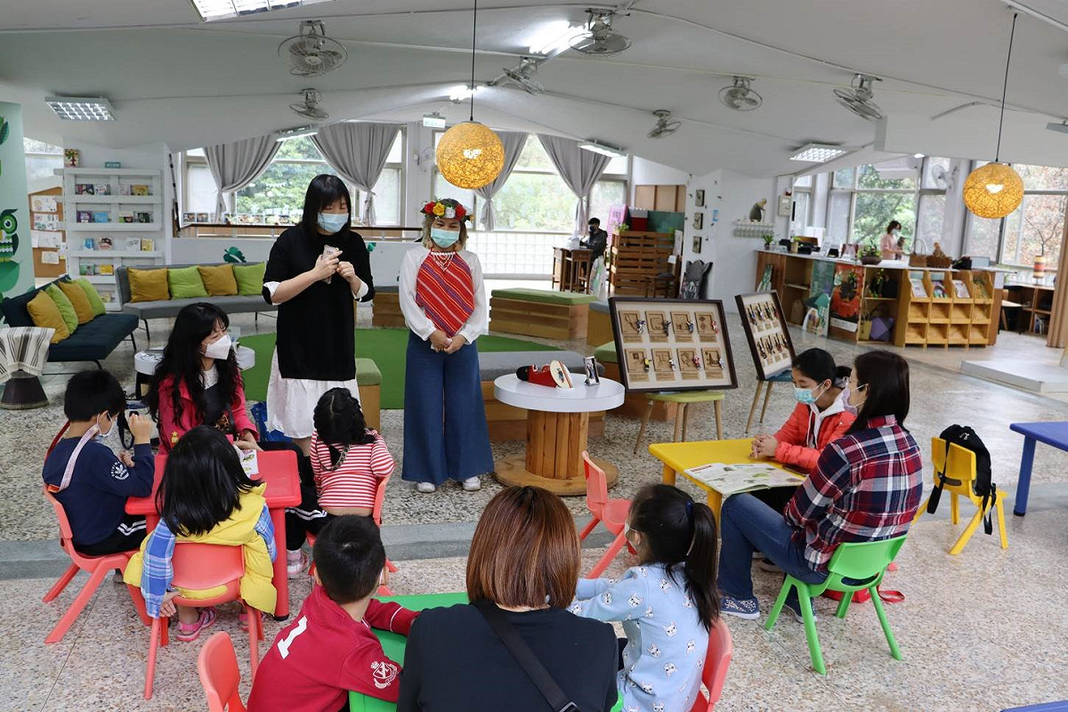 Picul泰山森林書屋舉辦「服服貼貼-卑南族服裝紙藝」活動，現場大大小小的朋友們都專心聽取老師的介紹。  圖：新北市原民局提供