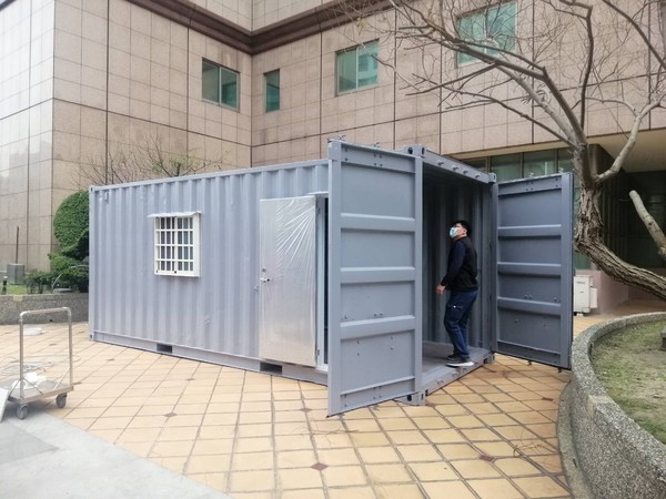施景中透露，某一家醫學中心緊急購入大型貨櫃屋，準備當成戶外門診使用，確實做到分艙分流。 圖：翻攝施景中臉書
