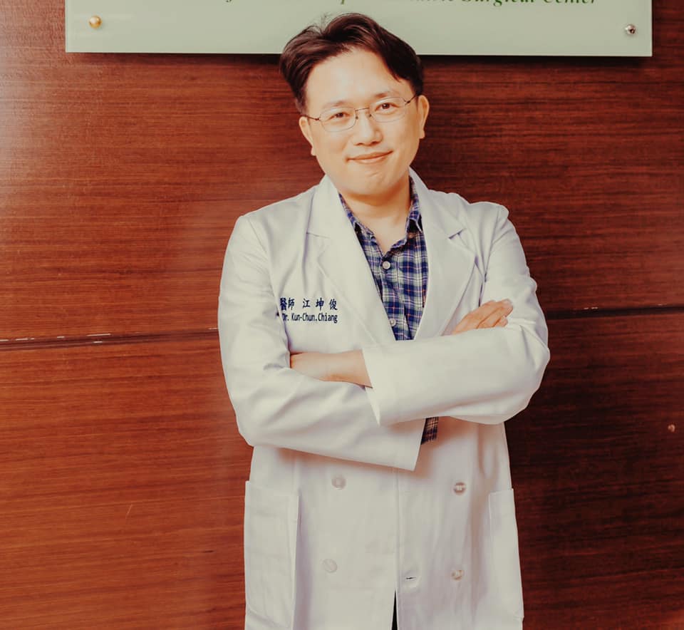 桃園市敏盛醫院副院長、乳房外科醫師江坤俊專為部桃乳癌患者轉診開設特別問診，以行動力挺部桃醫護人員。 圖：翻攝自江坤俊臉書