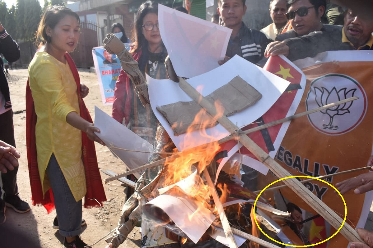 抗議中國涉嫌入侵領土，在邊境興建中國村，印度阿魯納恰爾人民黨與民眾火燒中國領導人習近平（黃圈處）肖像。 圖：翻攝自阿魯納恰爾人民黨臉書