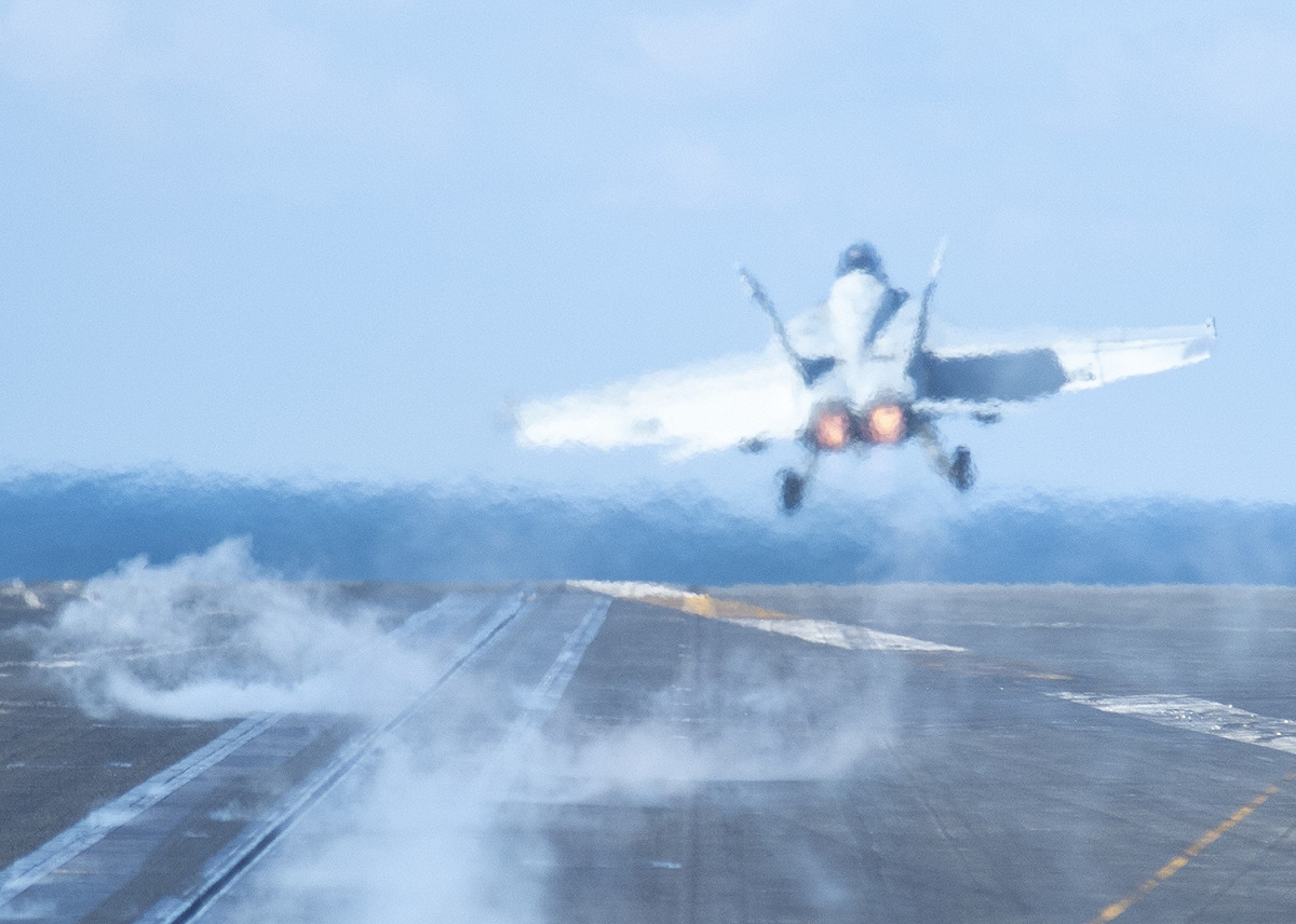 F/A-18E/F超級大黃蜂戰鬥攻擊機，23日從羅斯福號航母的駕駛艙起飛。 圖：取自美軍印太司令部（U.S.Indo-Pacific Command）官網