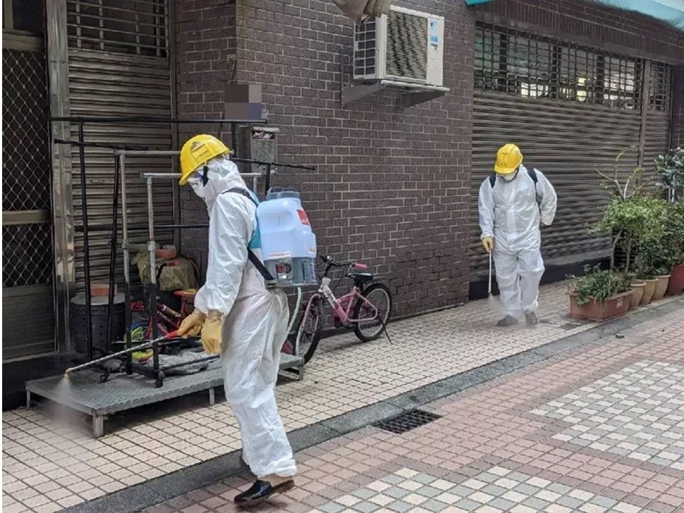 男子居家隔離期間違規外出，台中市環保局出動防疫消毒大隊，針對社區環境及周邊街道完成消毒作業。 圖：台中市政府／提供