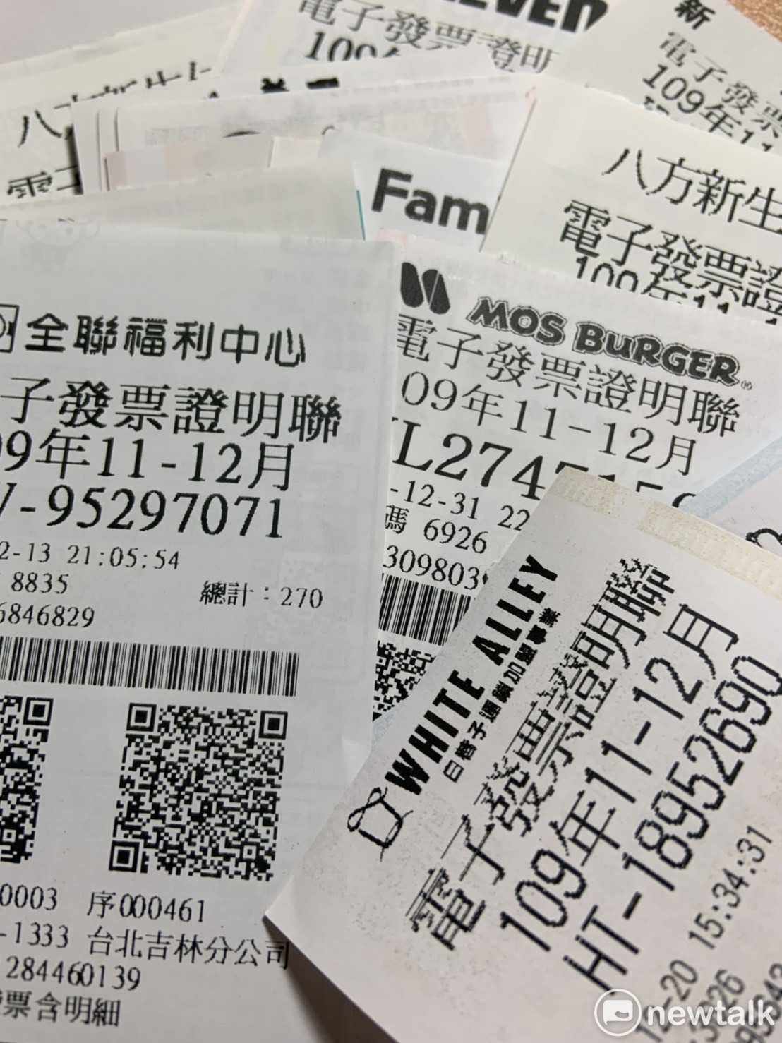 日前有網友分享自己11-12月發票中了33張。 圖：張家寧／攝