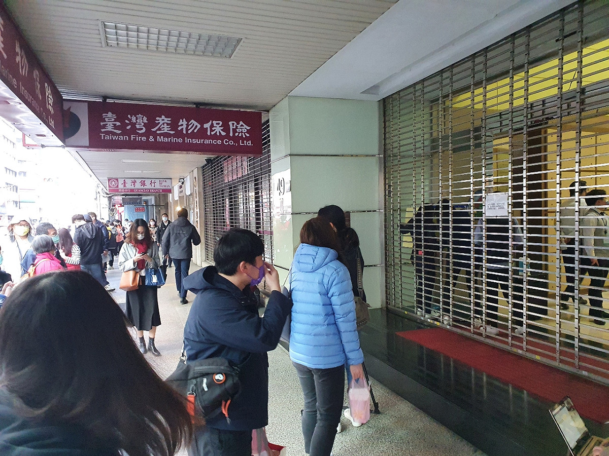 台產500元保單掀全台排隊狂潮。 圖:翻攝自PTT
