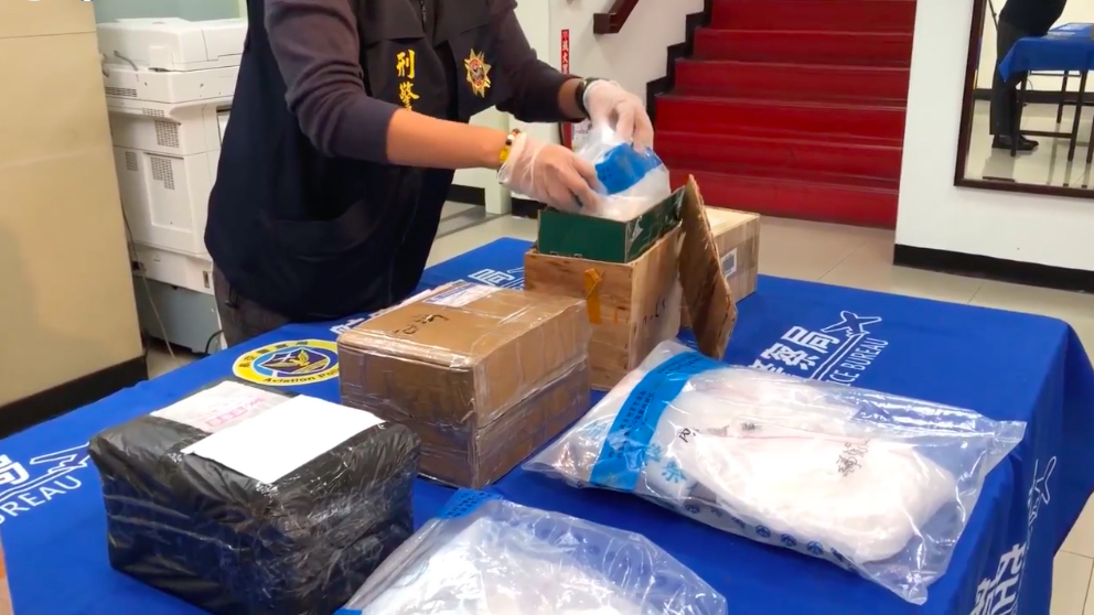 航警局自去年1月開始，陸續查驗出許多中國寄來的包裹皆為K他命。 圖：取自粉專「內政部警政署航空警察局」