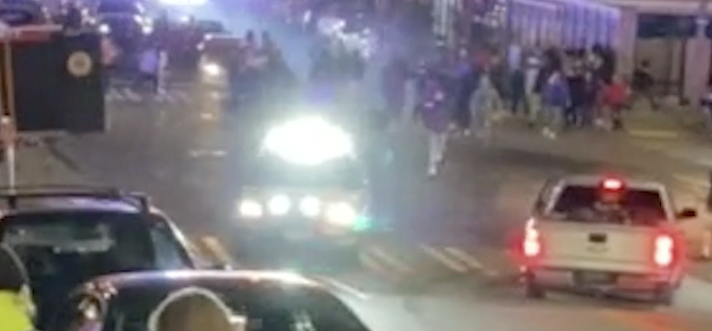 美國華盛頓塔科馬市23日在太平洋大道交叉口發生一起警員開車衝撞人群的突事件，目前造成一人受傷，全案仍在調查當中。 圖：摘自Tom Woodham 影片截圖