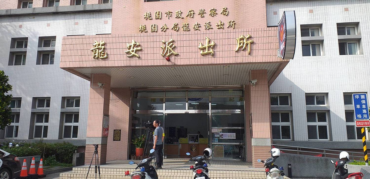 桃園區龍安派出所傳出有員警前往部桃執行戒護勤務後出現發燒症狀，桃園分局澄清僅一人因喉嚨癢到醫院採檢呈陰性，並無發燒及上吐下瀉症狀，健康良好。 圖：桃園分局/提供