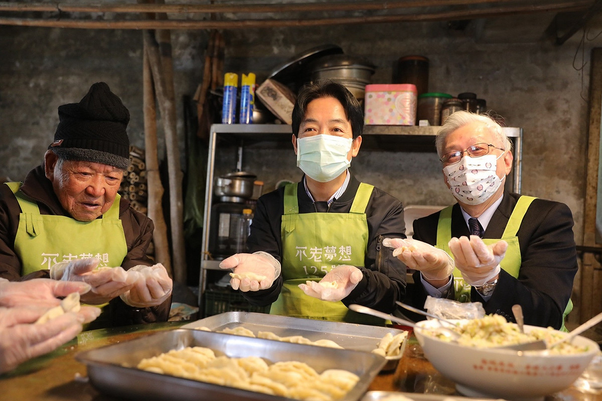 副總統賴清德25日上午出席「迎接牛年　來趣金山作陣圍爐」活動，拜訪高齡99歲的蔡心婦及98歲的蔡江來有夫婦 圖：總統府提供