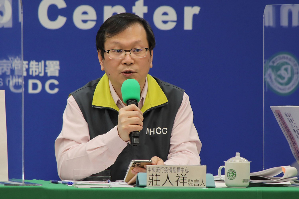 桃園龍安警局女警戒護犯人後傳發燒上吐下瀉，指揮中心發言人莊人祥證實為誤傳，該女警只是喉嚨癢。 圖：中央流行疫情指揮中心/提供