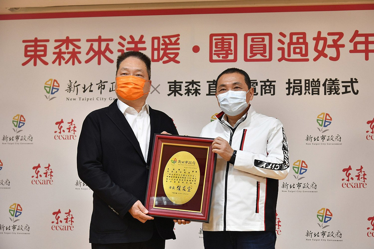侯友宜致贈感謝狀給王令麟(左)。 圖：新北市新聞局提供