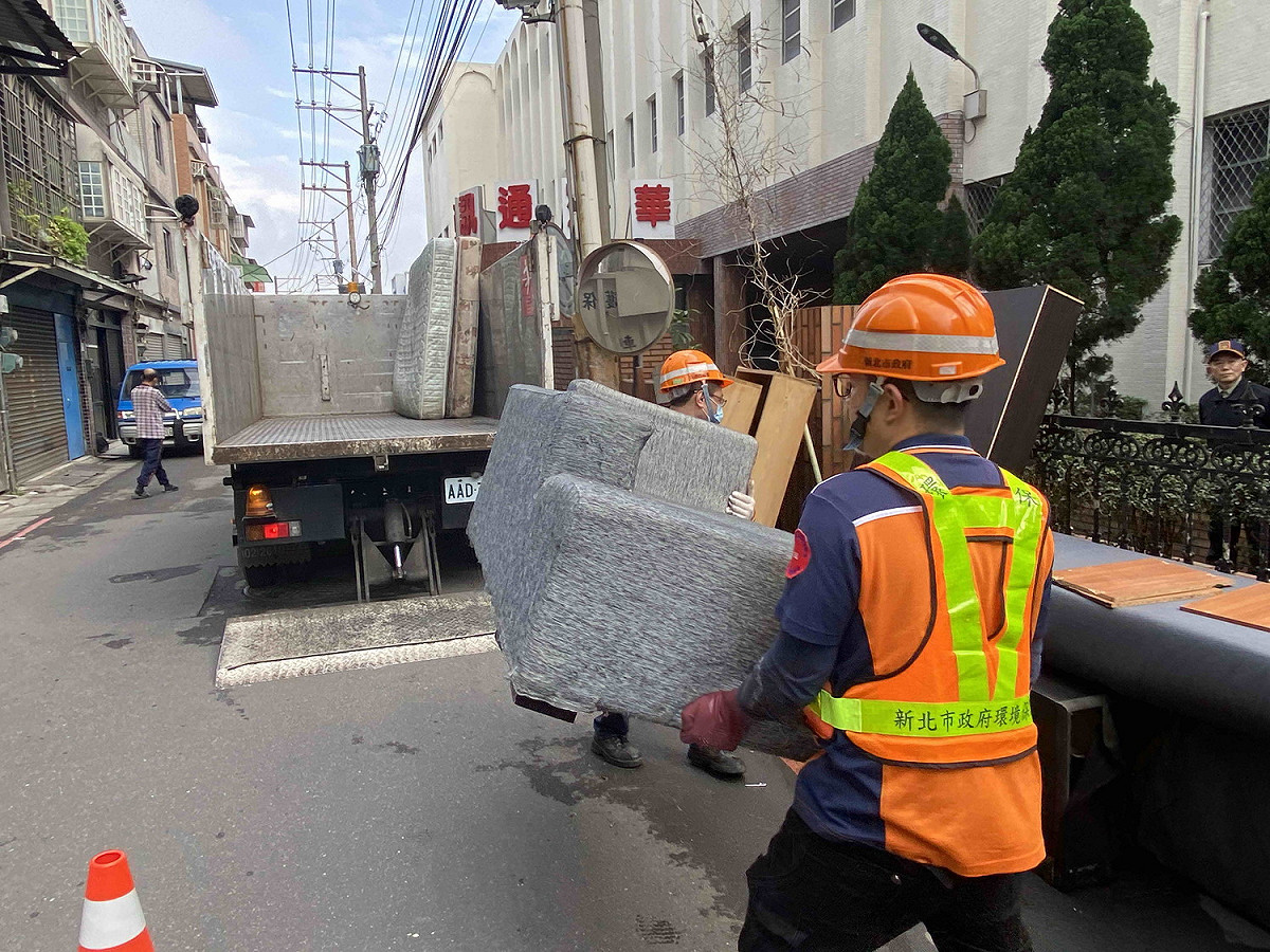因應春節前大掃除增加的大型垃圾清運量，新北市環保局請民眾採事前預約制，可在2月4日前，撥打廢棄大型家具免付費預約專線0800-010-857。 圖：新北市環保局提供