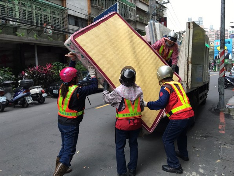 距離過年不到一個月，新北市環保局清潔隊員全面上緊發條，全力備戰完成清運任務。  圖：新北市環保局提供