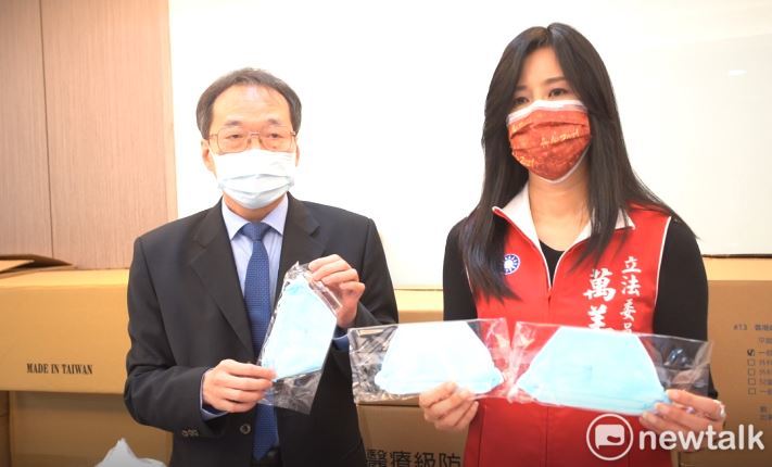 立委萬美玲向衛福部爭取4萬5千份N95口罩、隔離衣及2千瓶酒精，提供桃園市地方診所醫護人員使用。 圖：林昀真/攝