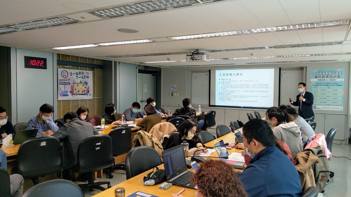 新北勞權種籽師資培訓營今開訓，由調解人張宏彬率先開講。 圖：新北市勞工局提供