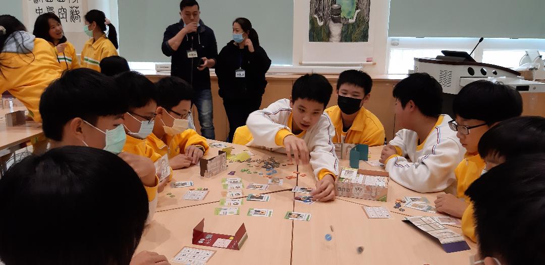 竹圍高中劉文如老師的閱讀課帶領學生從桌遊中多元閱讀。  圖：新北市教育局提供