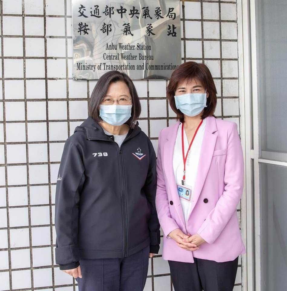 總統蔡英文（左）視察中央氣象局鞍部觀測站，與家喻戶曉的氣象局技正伍婉華合影，被形容為「極端事件」。 圖：翻攝自鄭明典臉書