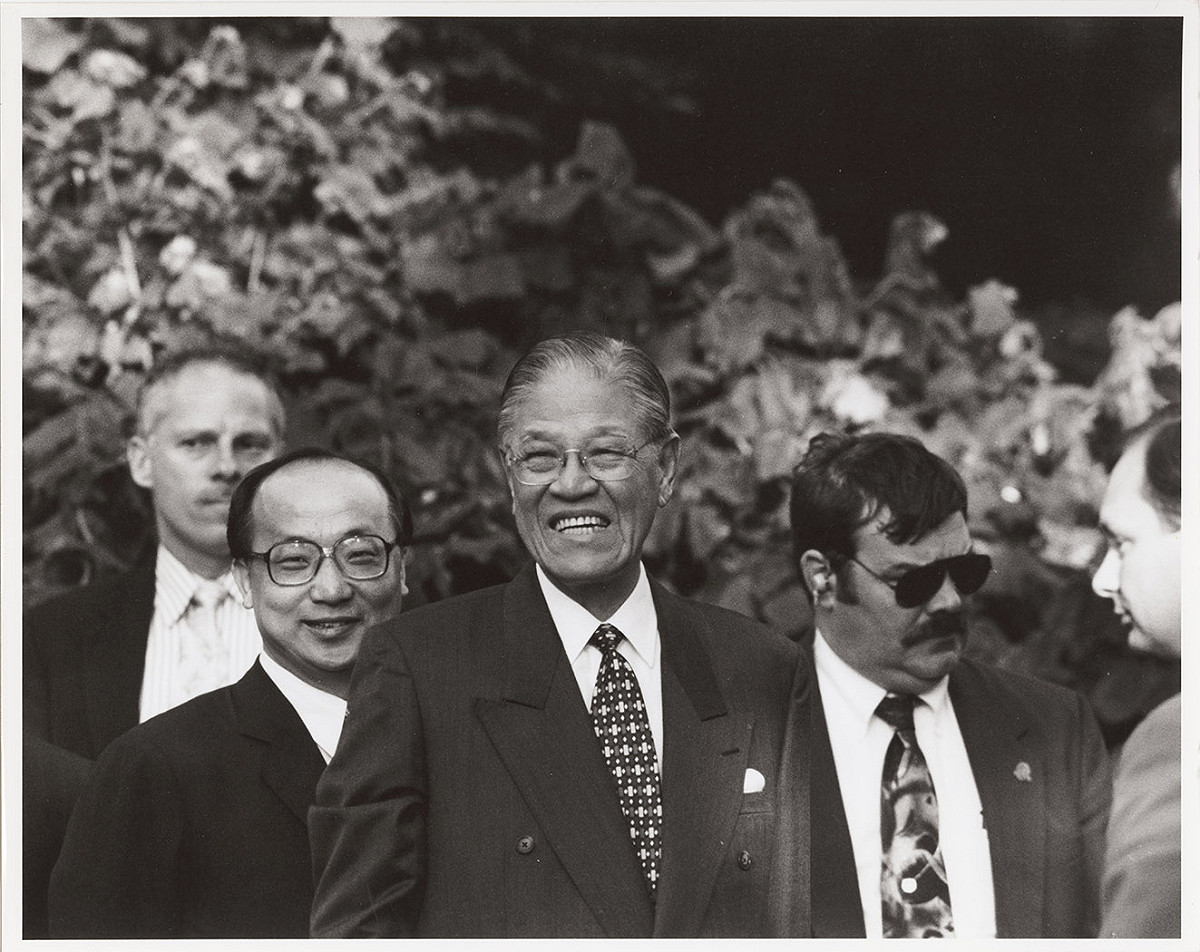 前總統李登輝（中）1995年6月成功踏上美國土地，訪問母校康乃爾大學，前排左為時任新聞局局長的胡志強。   圖：翻攝自康乃爾大學官網