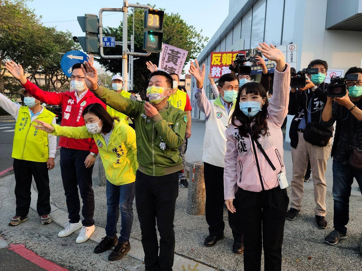 許智傑表示，即日起每天的上、下班時間都會在不同路口爭取民眾支持。 圖：擷取自黃捷臉書