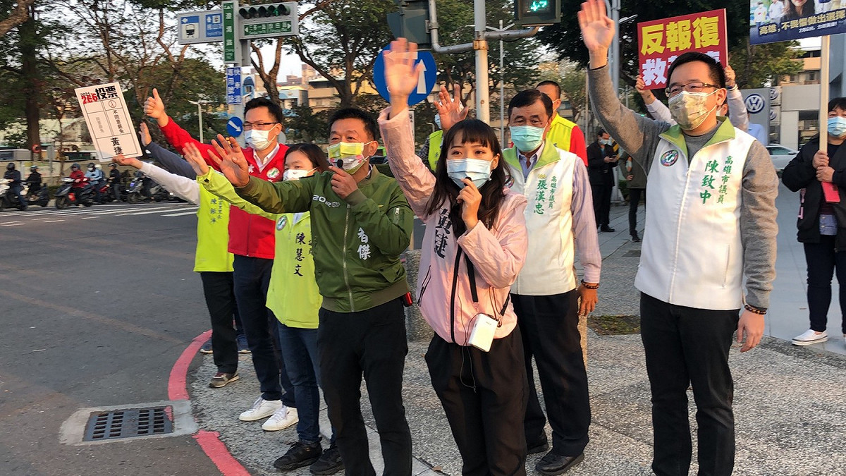 黃捷呼籲鳳山公民投下「不同意」罷免票，希望杜絕報復式罷免，讓高雄回歸民主城市。 圖：擷取自黃捷臉書