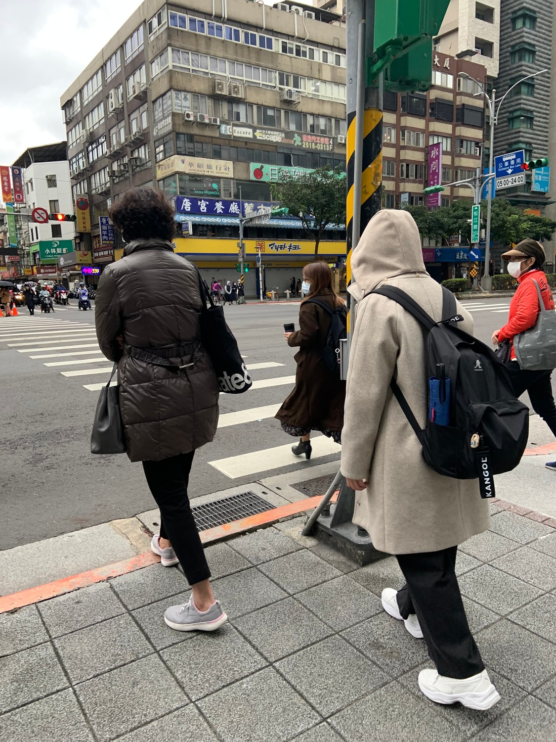氣象專家彭啟明表示，週四冷氣團來襲，預估周五至週六清晨中部以北空曠地區低溫下探9度。 圖：張家寧／攝