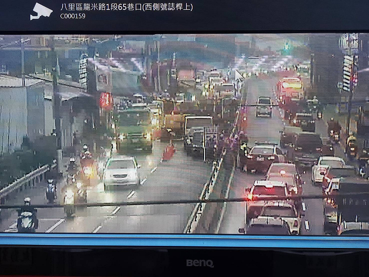 新北市八里區龍米路本月12日封閉車道進行「五股獅子頭水管橋工程，卻未依交維審查於上午6時須開放通行，導致交通癱瘓。  圖：新北市交通局提供