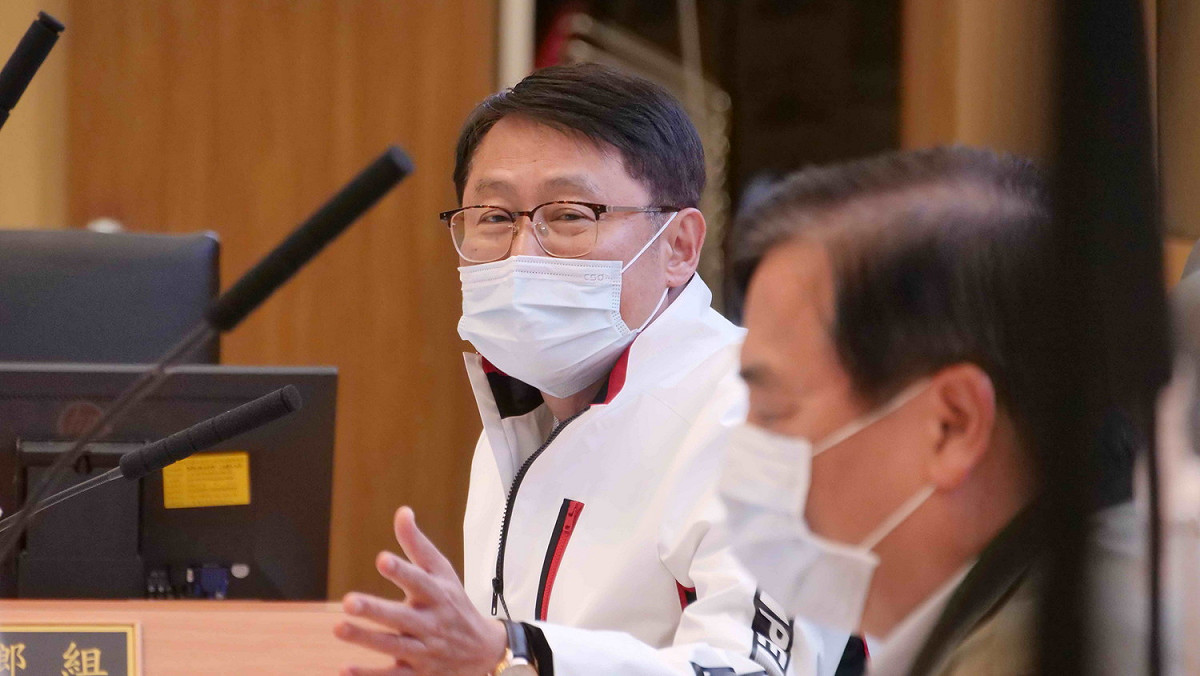 新北市副市長陳純敬上午對台水事後開罰包商3萬元，直斥「不痛不癢」，指示相關局處針對施工單位提報的交維計畫，一律從嚴審查。 圖：新北市交通局提供