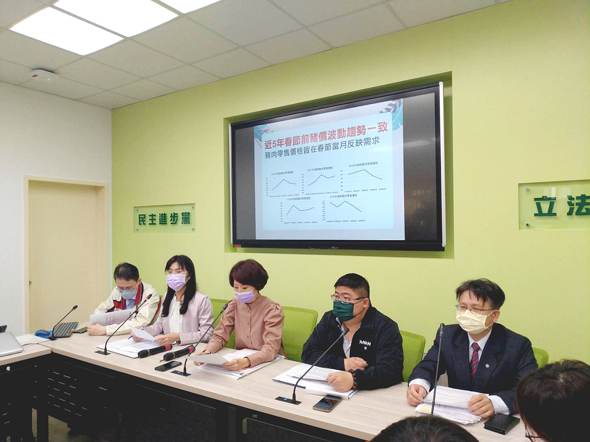 多名綠委召開「疫情因素飼料原料漲，穩定豬價應超前部署」記者會。 圖:陳佩君/攝