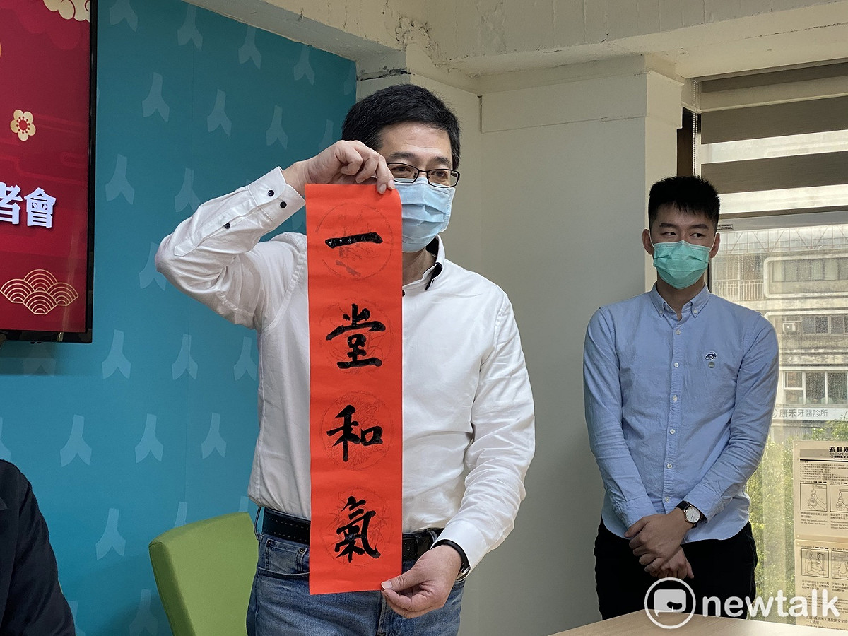 民眾黨秘書長謝立功揮毫「一堂和氣」。 圖：周煊惠 / 攝