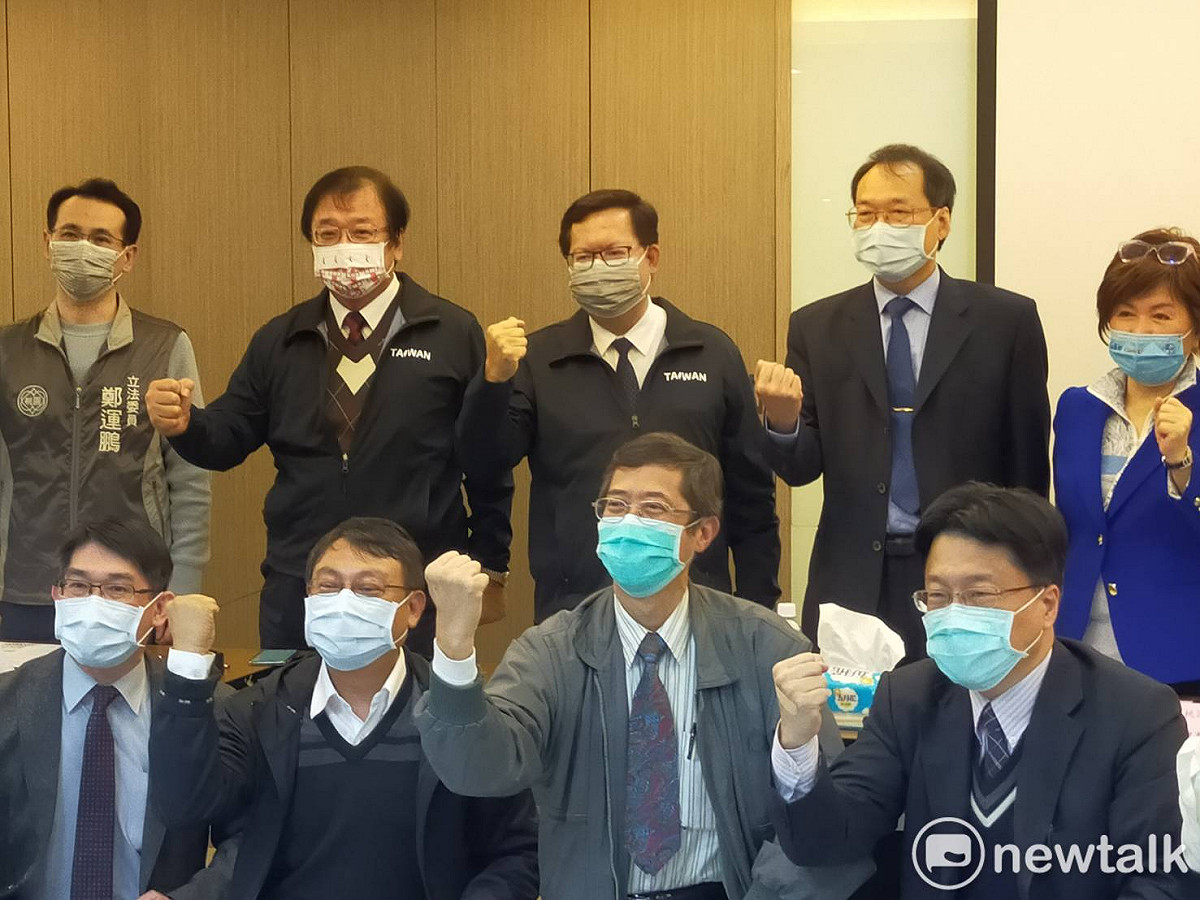 鄭文燦宣布桃園市醫護人員若因醫療照顧而確診或被匡列需居家隔離者，市府將加碼補助慰問金，力挺桃園醫護。 圖：林昀真/攝