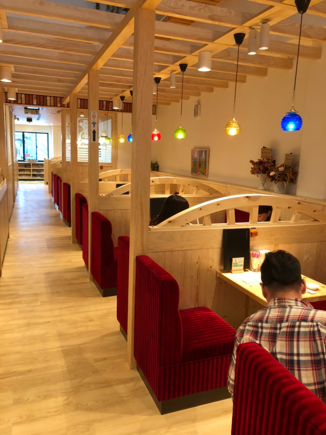 客美多咖啡小北店設計配合挑高6.9米的空間，以歐式庭園風格呈現，西班牙紅磚瓦、座席區的歐式原木棚架、大型的鐘塔，充滿渡假風情。 圖：黃博郎／攝