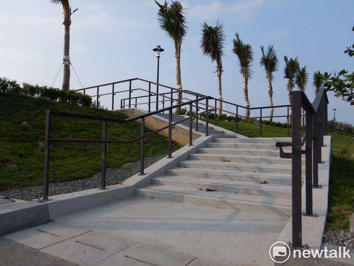 台南市政府為發展南區觀光，著手開闢公62及公65為海岸廊帶公園，工程於2020年1月開工，配合黃金海岸方舟（原船屋）營運，已於12月26日完成北側公園及停車場並開放使用。 圖：台南市政府提供