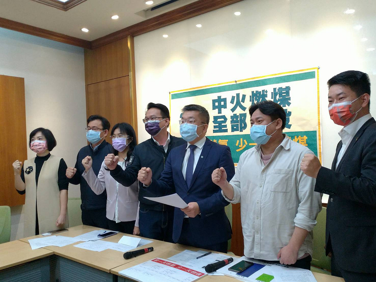 立法院副院長蔡其昌與台中立委排排站，共同呼籲「早一天燃氣、少一天燃煤」。 圖:陳佩君/攝